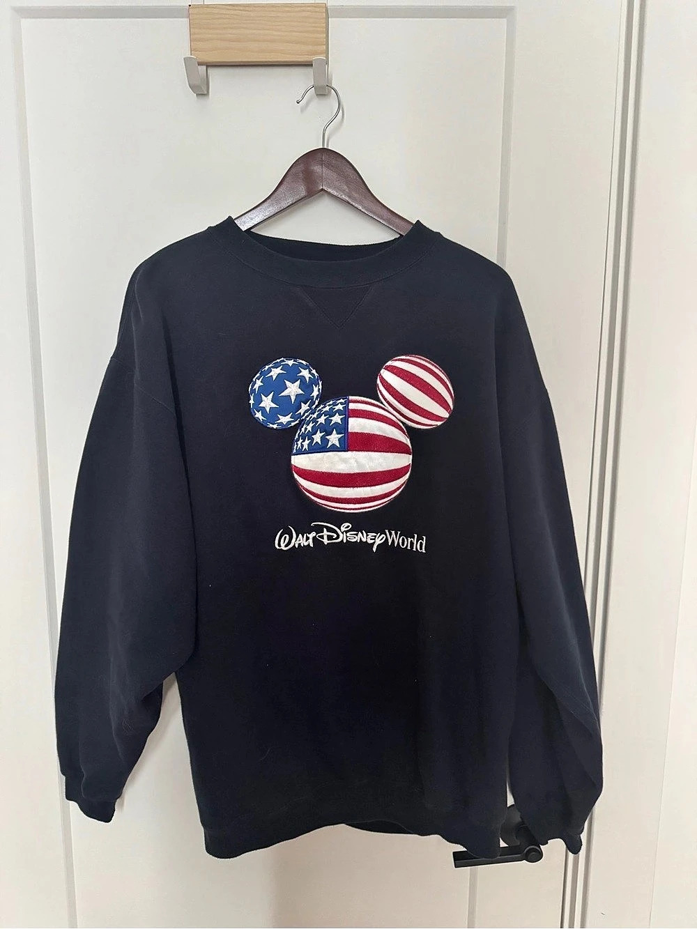 Embroidered Disney World Mickey American Flag Graphic Sweatshirt Sz L